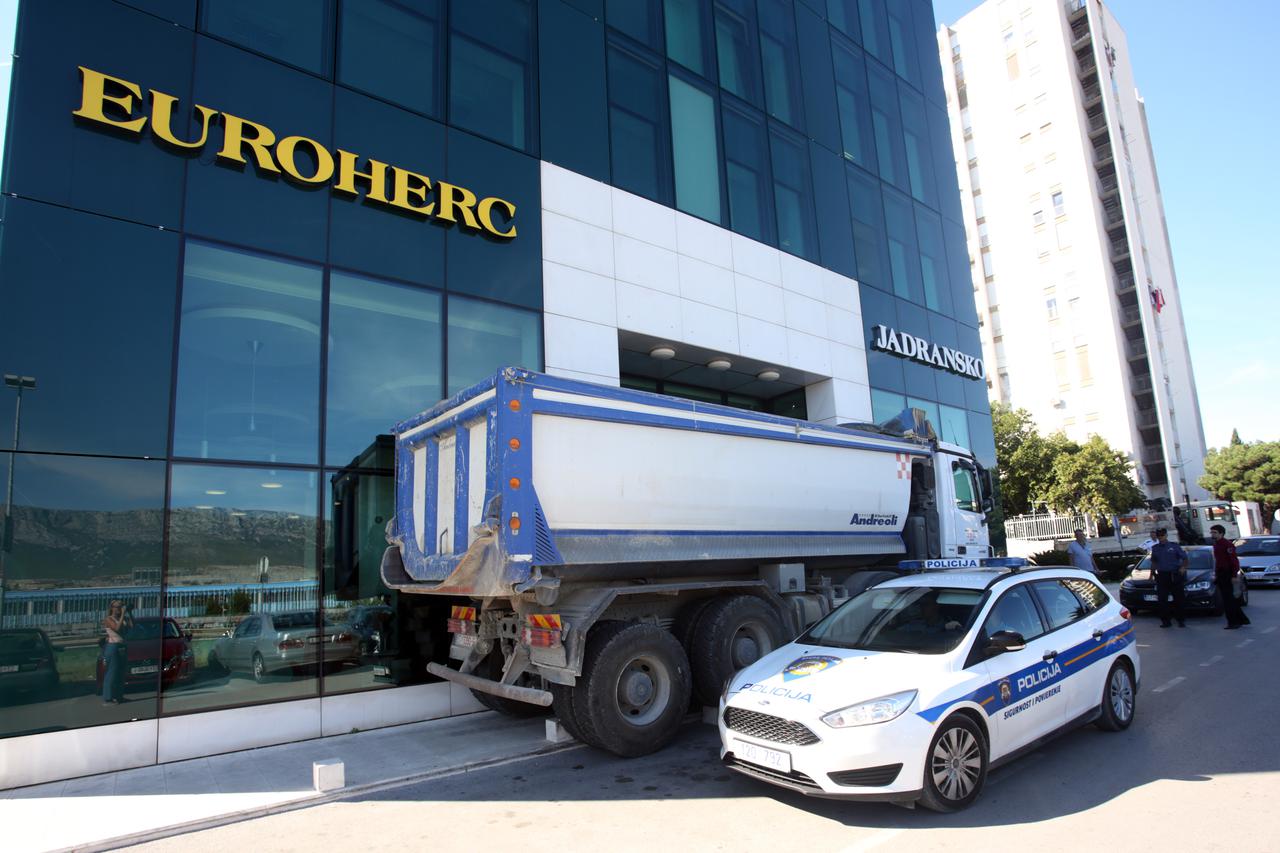 Kamionom blokirao ulaz u zgradu Euroherc osiguranja