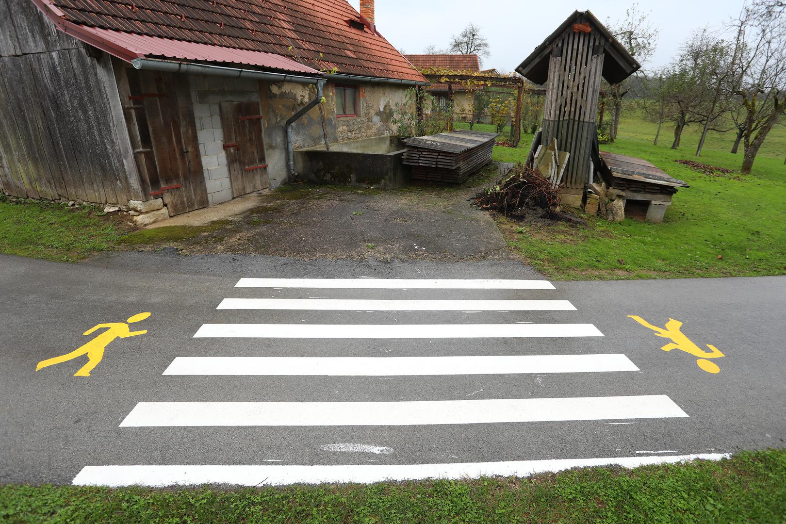 U malom selu Jančani u općini Bosiljevu jedan je stanovnik na cesti iscrtao zebru sa siluetama koja vodi do sjenika.