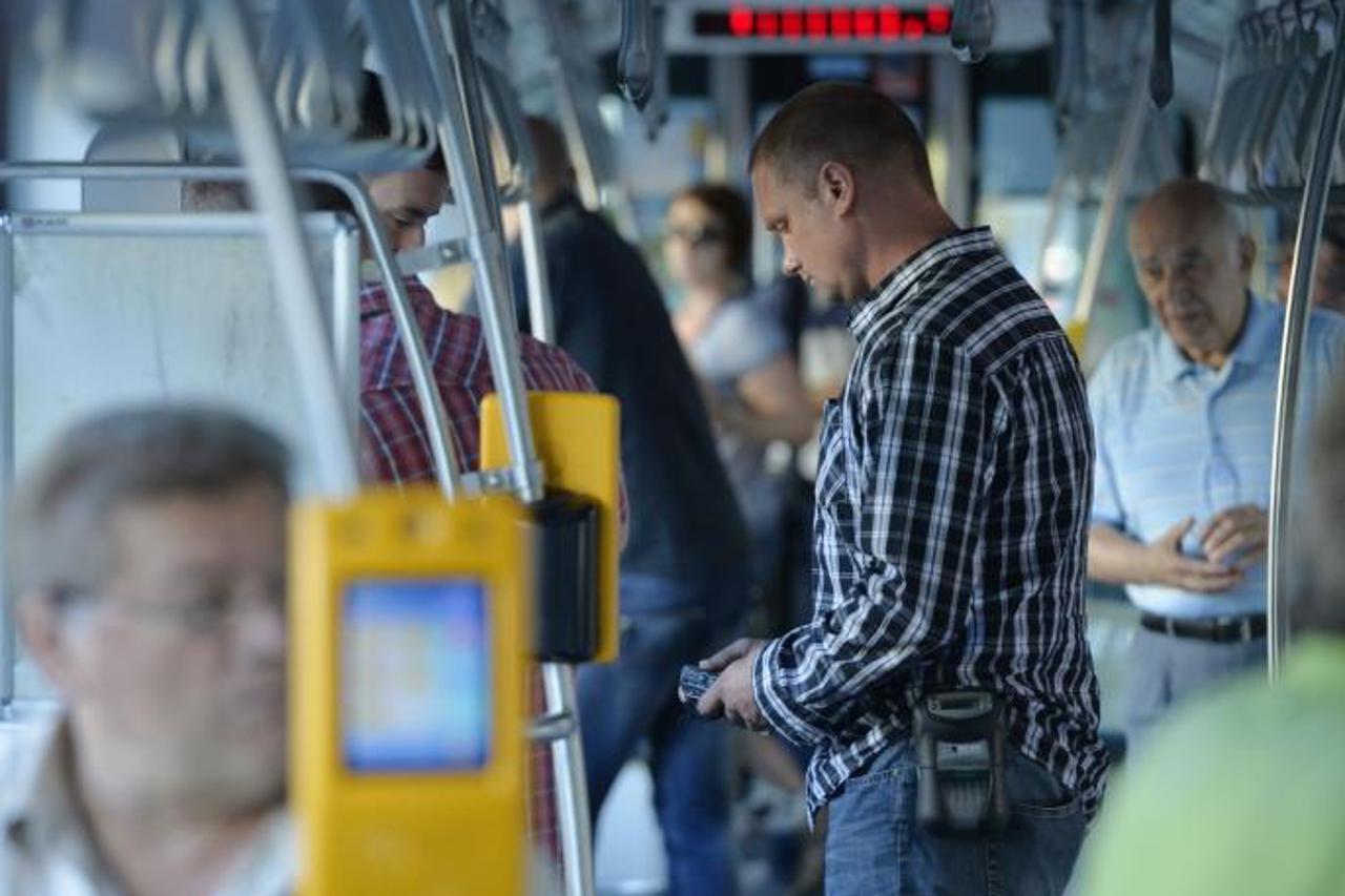 '01.08.2013., Zagreb - Od danas u javnom gradskom prijevozu ukinuto je placanje prijevoznih karti putem mobilnih uredjaja, te je pojacana kontrola karata. Razlog je ispitivanje novog sustava za mobiln