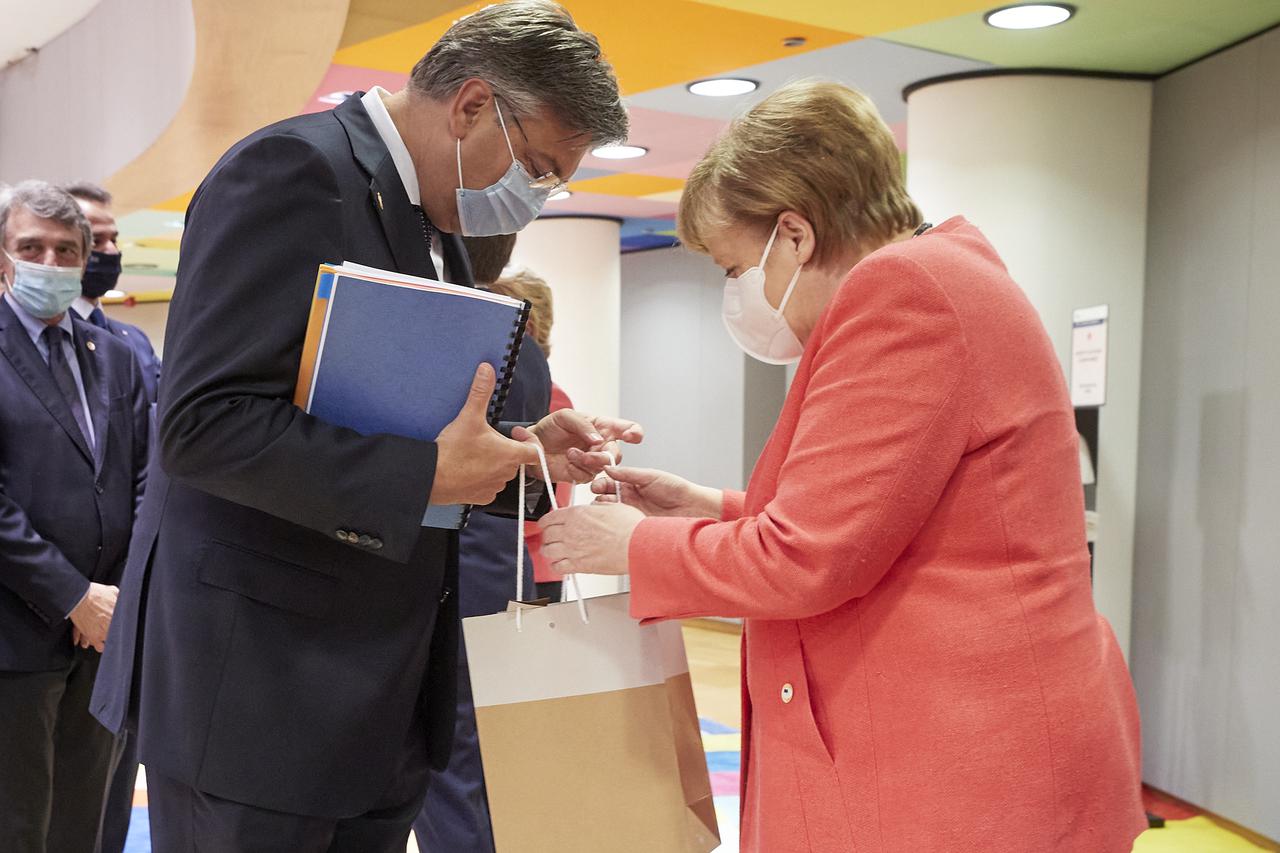Plenković i Merkel na summitu EU