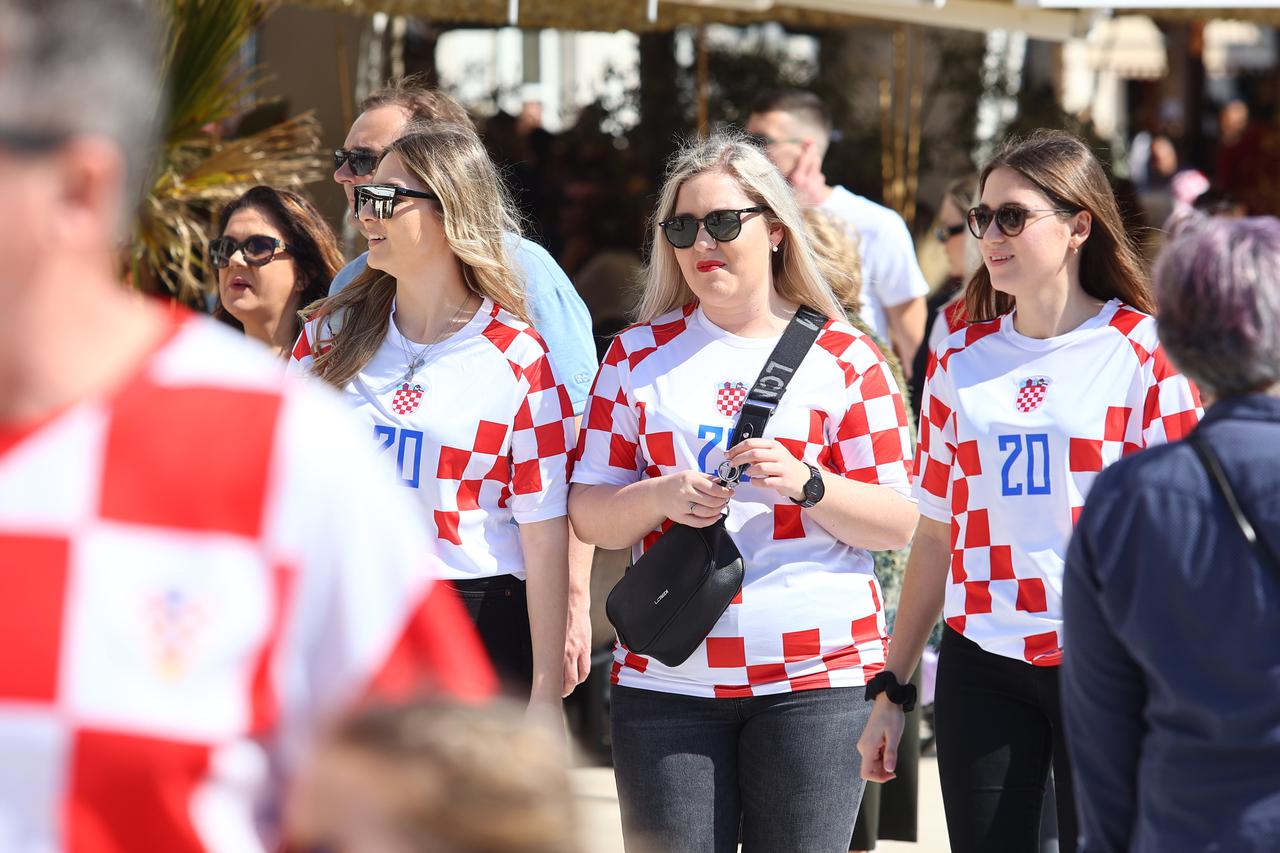 Navijači Hrvatske i Walesa okupljaju se na splitskoj rivi