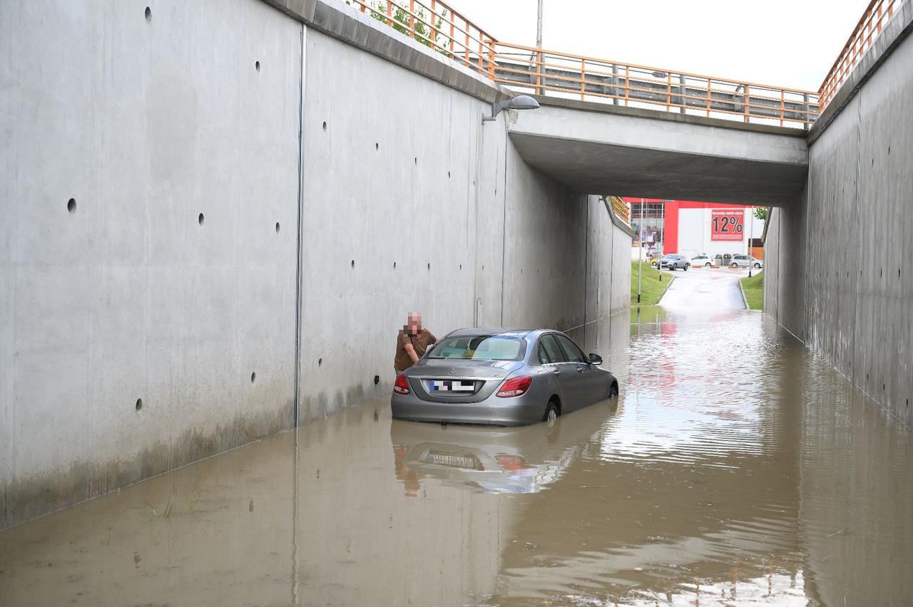 Zagreb: Autom zapeo u poplavljenom podvožnjaku