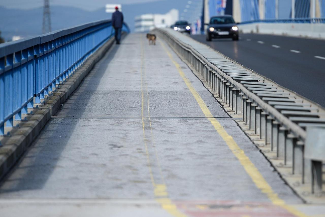 Zagreb: Nogostup i biciklistička staza na Domovinskom mostu prepune su kvrga