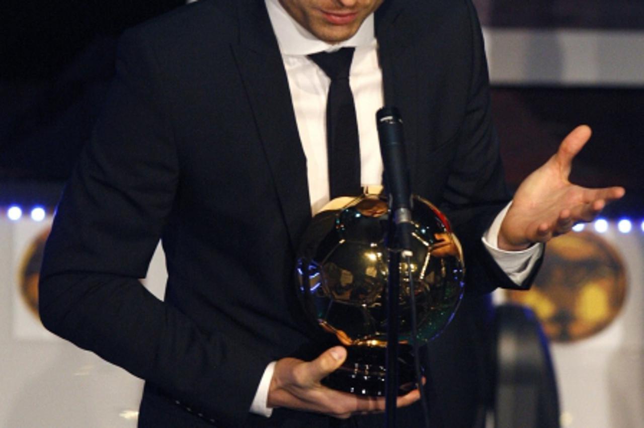 \'Manchester United\'s Dimitar Berbatov speaks after winning the Bulgarian Soccer Player of the Year award during an official ceremony in Sofia December 20, 2010.       REUTERS/Stoyan Nenov (BULGARIA 