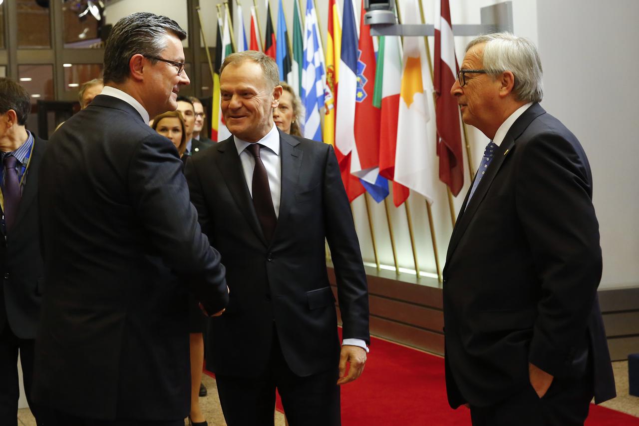 BELGIUM-BRUSSELS-EU-WESTERN BALKANS-MIGRATION(160217) -- BRUSSELS, Feb. 17, 2016 (Xinhua) -- EU council President Donald Tusk (C) and European Commission President Jean Claude Juncker (R) welcome Prime Minister of Croatia Tihomir Oreskovic prior to a meet