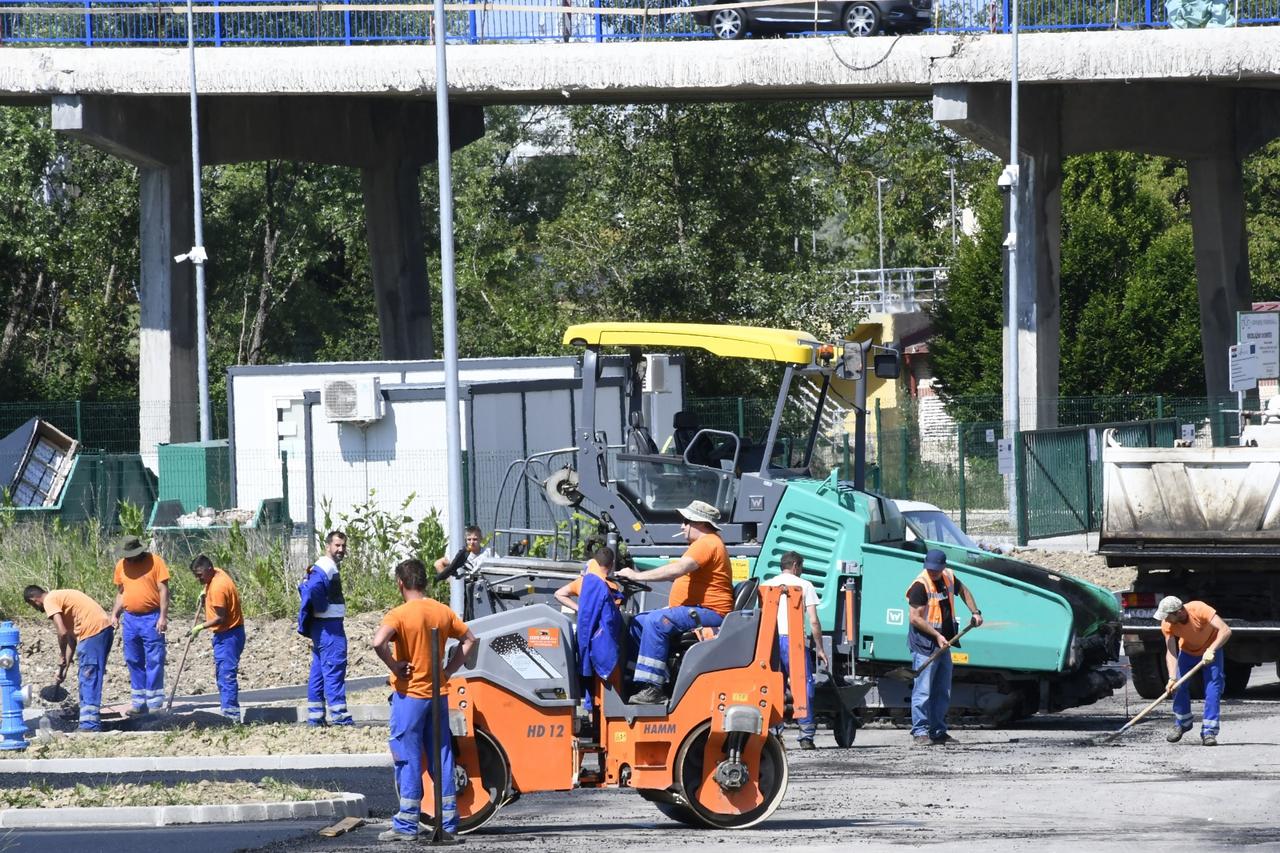 Radnici Cesta Sisak privode kraju radove na izgradnji spojne ceste kod poslovne zone