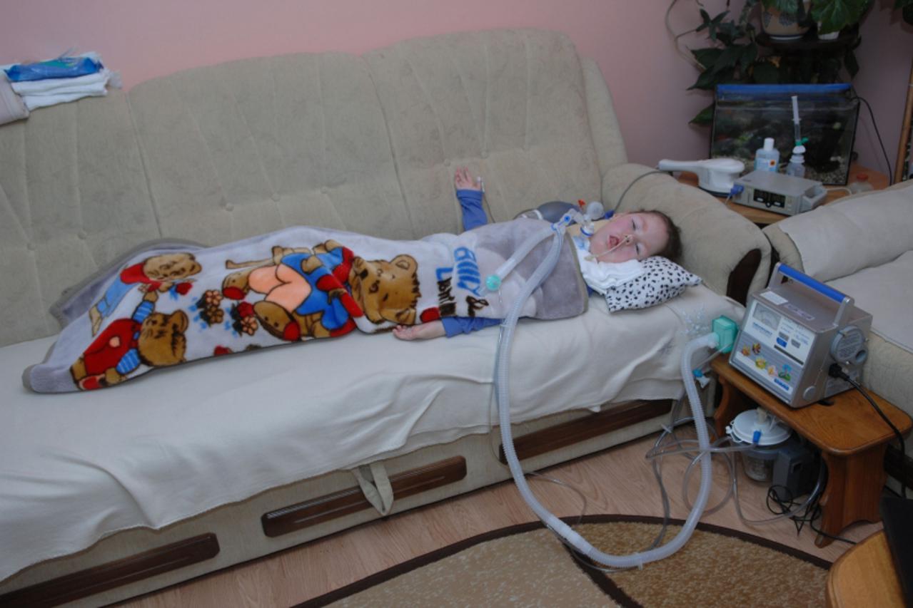 '17.03.2011. Vrbovo 8, Hrascina - Laura Cacko ima 8 godina i od rodenja boluje od spinalne misicne atrofije. Majka ju hrani na sondu, a dise pomocu respiratora. Srednja skola Zlatar organizirat ce hum