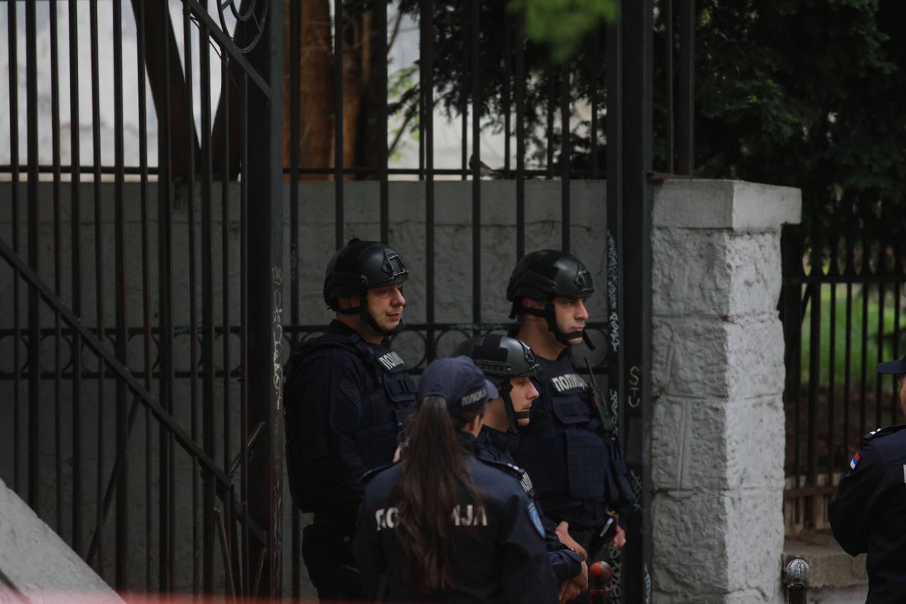 Beograd: Policija blokirala prometnice kod škole gdje je dječak ubio učenike i profesoricu