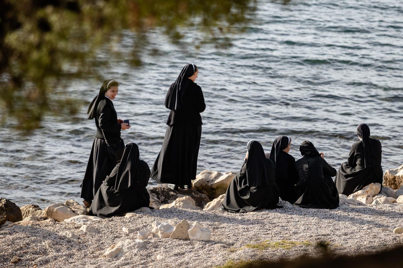 Zadar: Časne sestre uživaju u sunčanom danu na plaži
