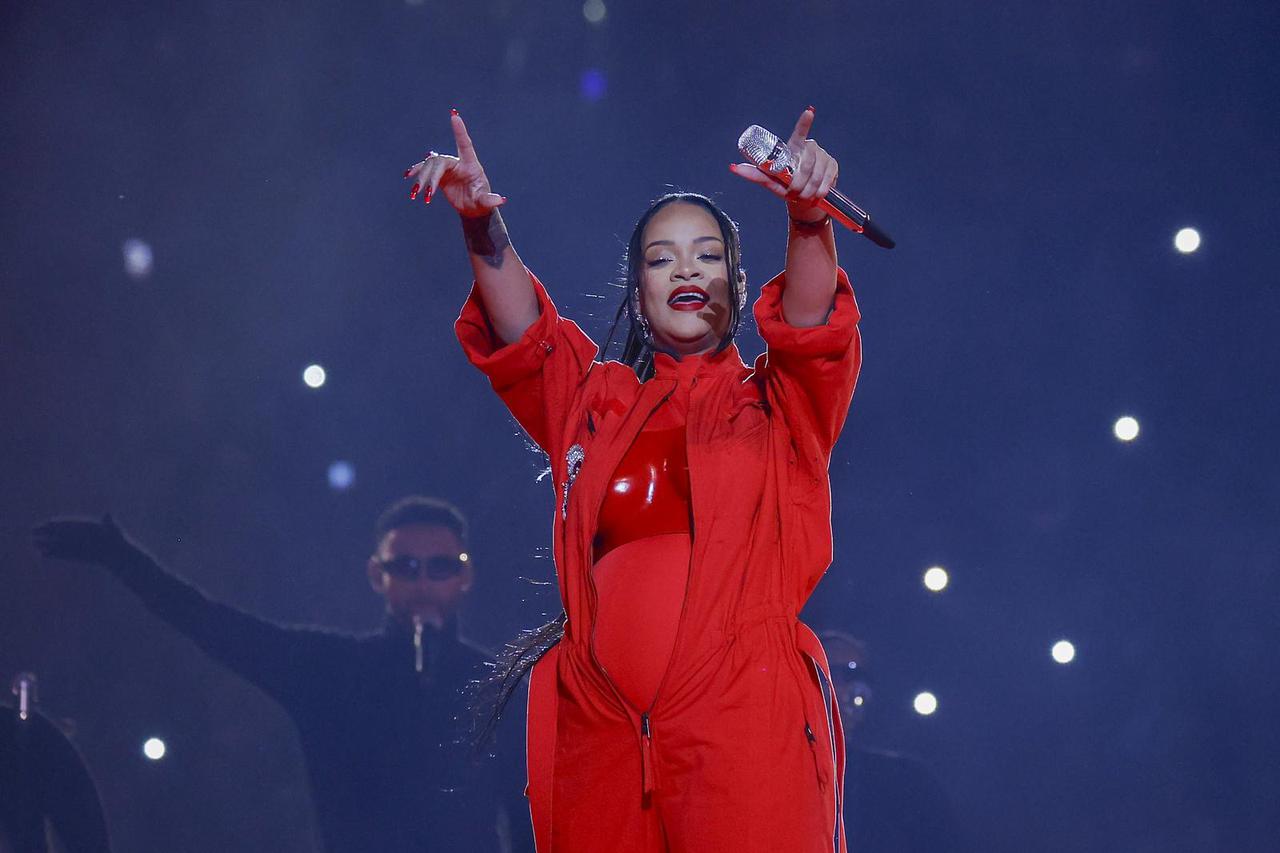 Rihanna napravila odli?an show na Super Bowlu te otkrila da je trudna