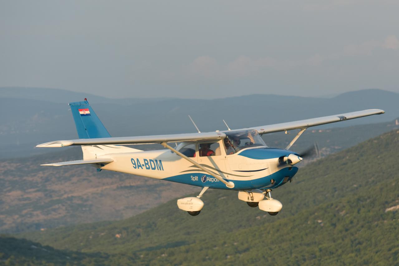 Zrakoplov Cessna 172 u letu