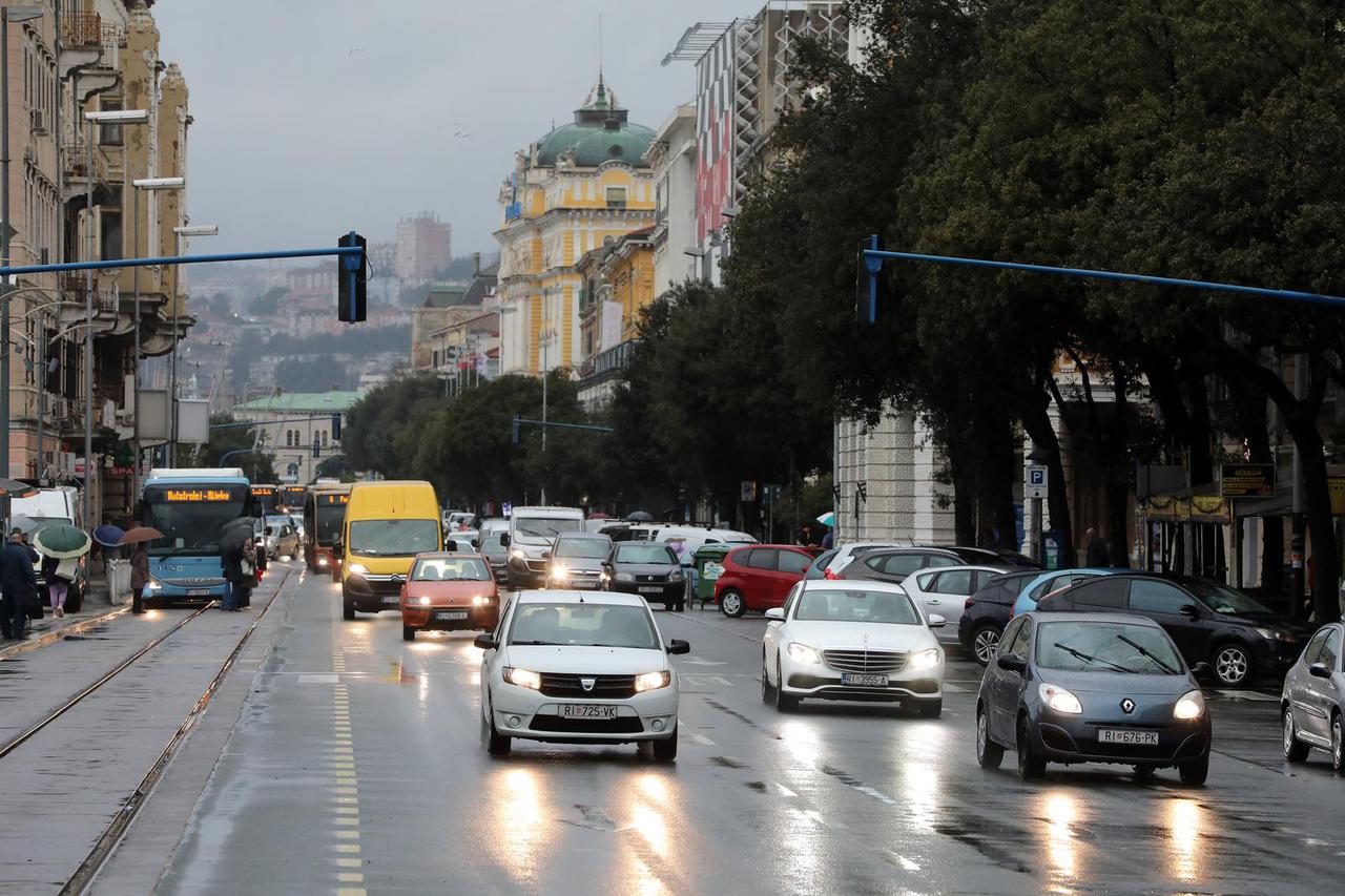 Rijeka: Zbog kiše stvaraju se gužve u prometu