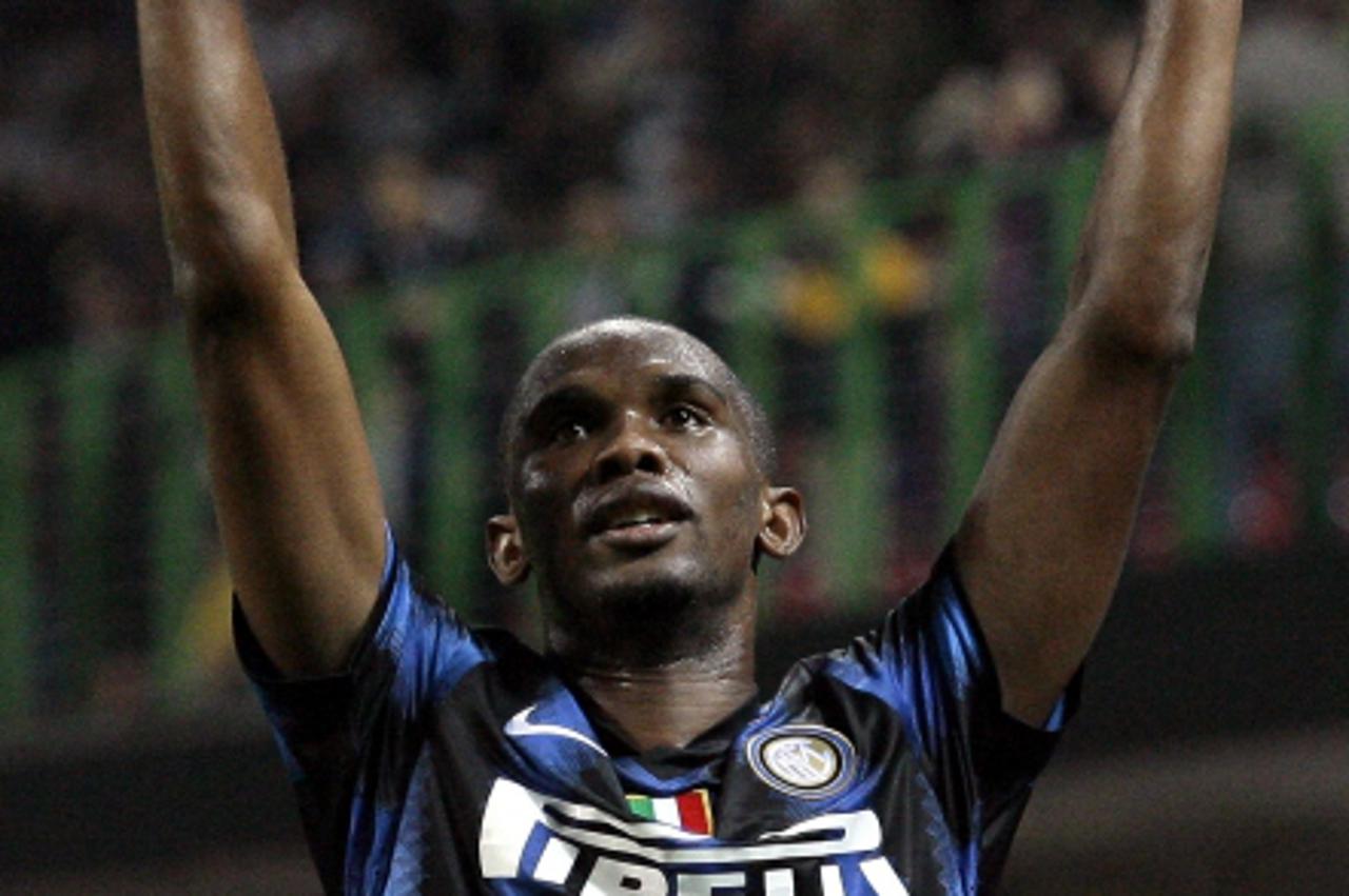 'Inter Milan\'s Samuel Eto\'o celebrates after scoring against Werder Bremen during their Champions League Group A soccer match at the San Siro stadium in Milan September 29, 2010.  REUTERS/Alessandro