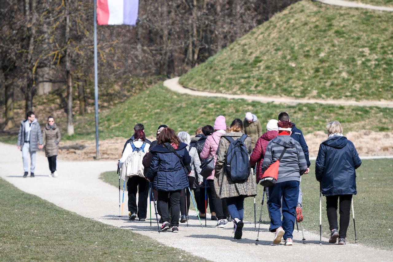 Zagreb: Povodom Svjetskog dana debljine u Maksimiru održana akcija hodanja i vježbanja
