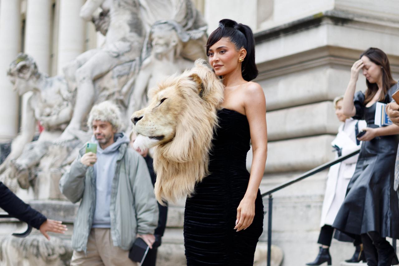 Kylie Jenner pojavila se s ogromnom lavljom glavom na reviji Schiaparellija na Pariškom tjednu mode