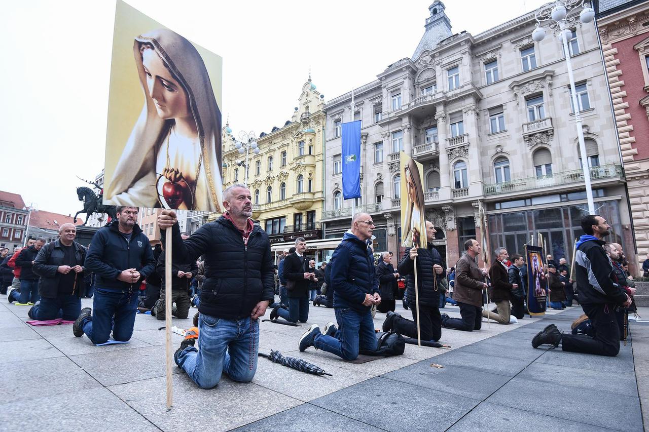 Molitva krunice na glavnom zagrebačkom trgu 