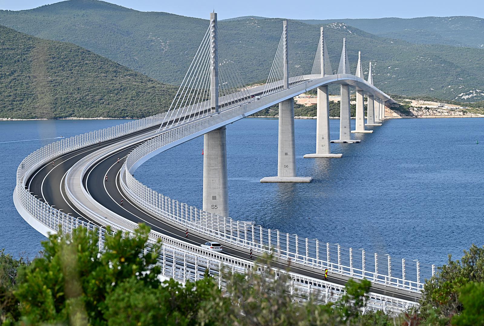 Pelješki most – 2404 metara: Most u Dubrovačko-neretvanskoj županiji koji premošćuje Malostonski zaljev između Komarne na kopnu i Brijeste na poluotoku Pelješcu i tako cestovno ostvaruje kontinuitet teritorija Republike Hrvatske prekinut uskim koridorom kojim Bosna i Hercegovina kod Neuma izlazi na more. 