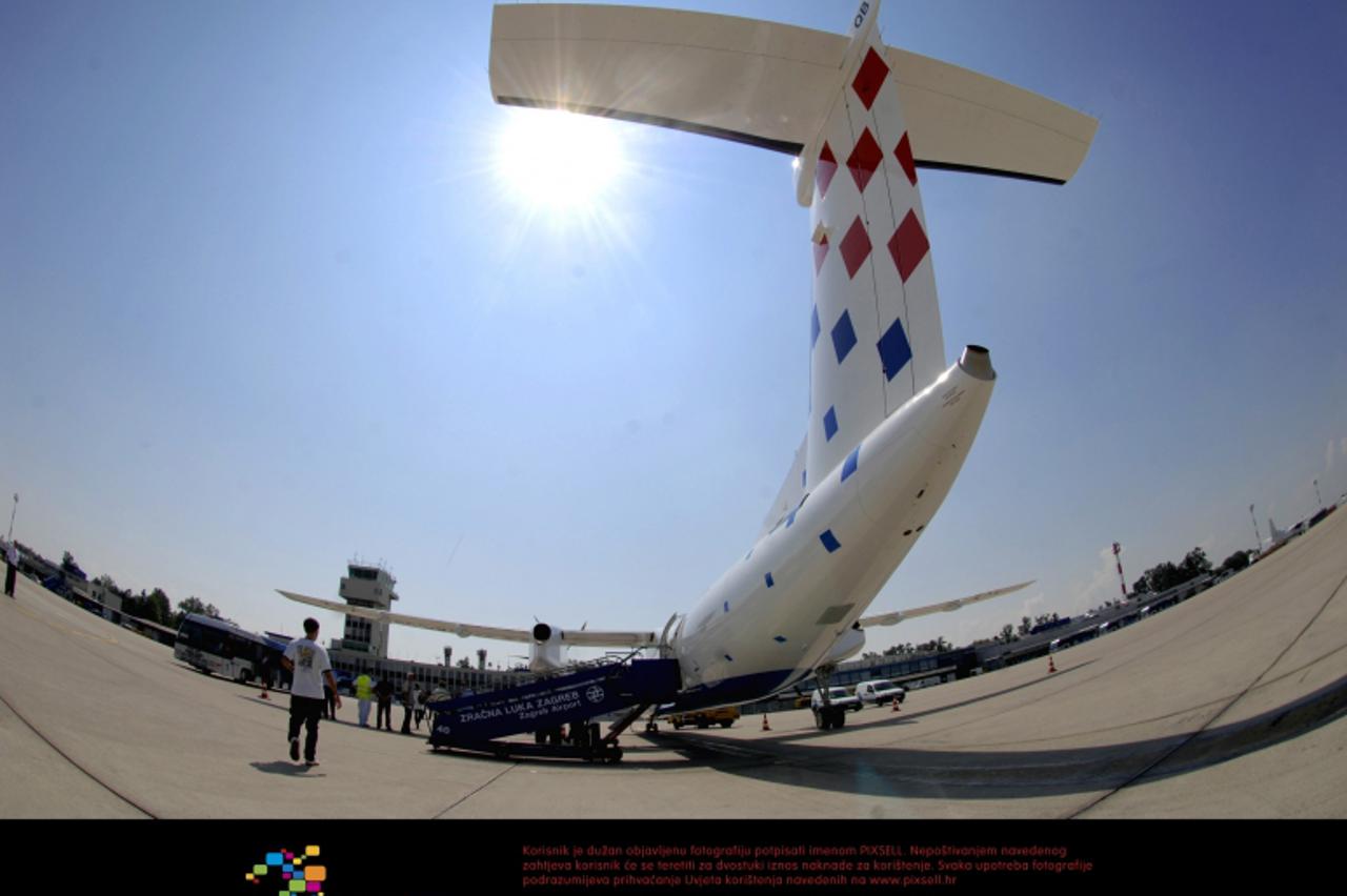 '29.07.2008., Zagreb - Na aerodromu Pleso predstavljen je novi (drugi) avion Dash 8 q400 Lika - Croatia airlines. Photo: Boris Scitar/Vecernji list'