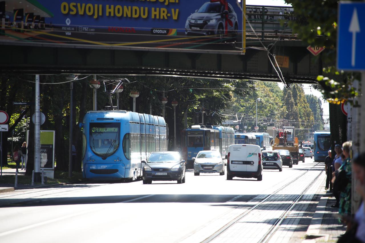 Zagreb: Kamion u Savskoj zapeo za tramvajske žice i zaustavio promet