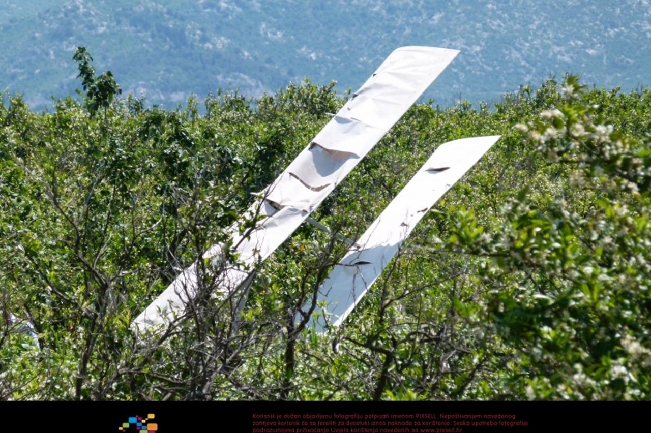 \'16.05.2012., Rogotin - Mali neregistrirani avion u jutarnjim se satima srusio u dolini Neretve, u polje mandarina, 500-tinjak metara od mosta u Rogotinu, na lijevoj strani rijeke Neretve. Poginule s