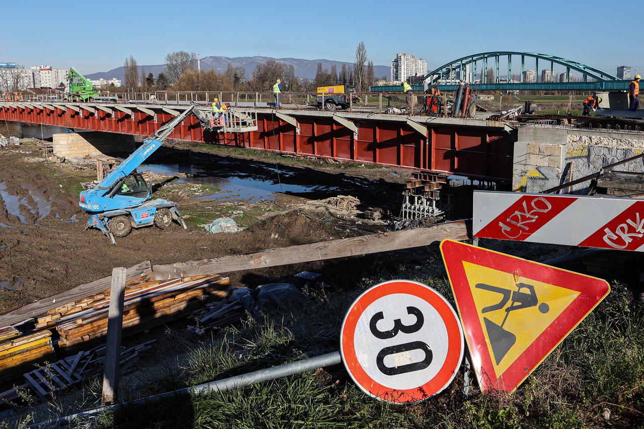 Zagreb: Radovi na gornjem ustroju Savskog pješačkog mosta