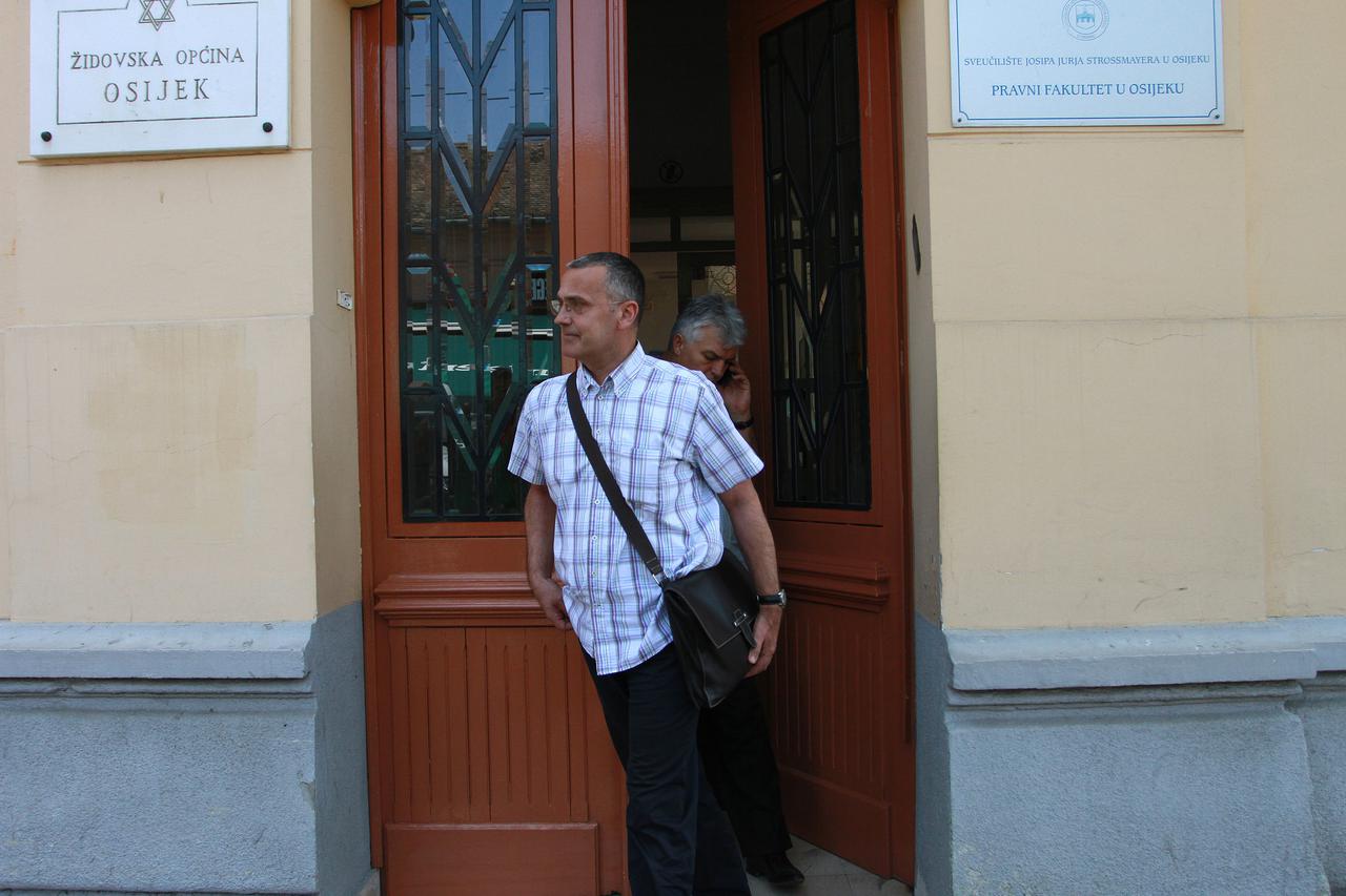  Nakon dekana Igora Bojanica iz zgrade fakulteta izlazi odvjetnik. Photo: Marko Mrkonjic/PIXSELL