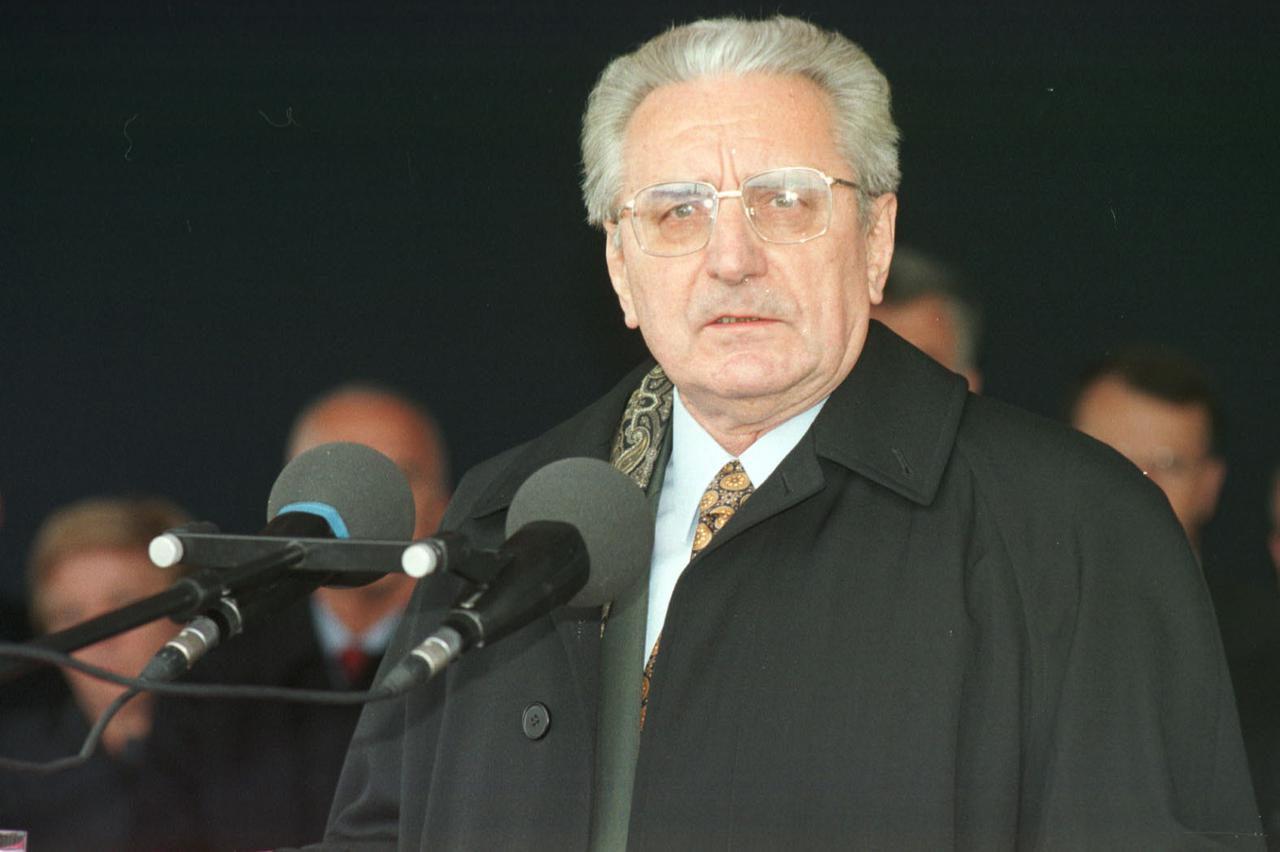 20.10.1998., Zagreb - Predsjednik RH Franjo Tudjman otvara radove na autocesti.  Photo: