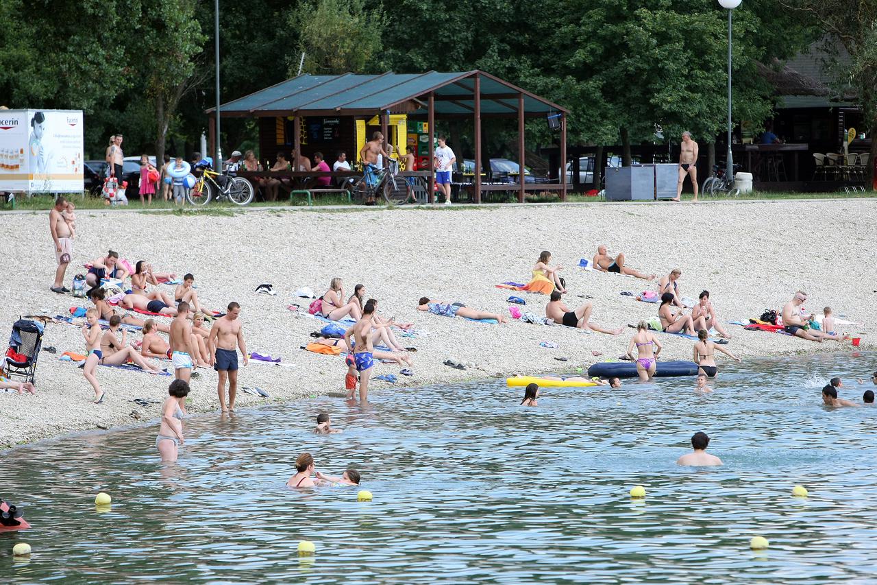 19.07.2014., Zagreb - Gradjani se za ljetne vruce dane kupaju na gradskim kupalistima. Jezero Jarun  Photo: Luka Stanzl/PIXSELL