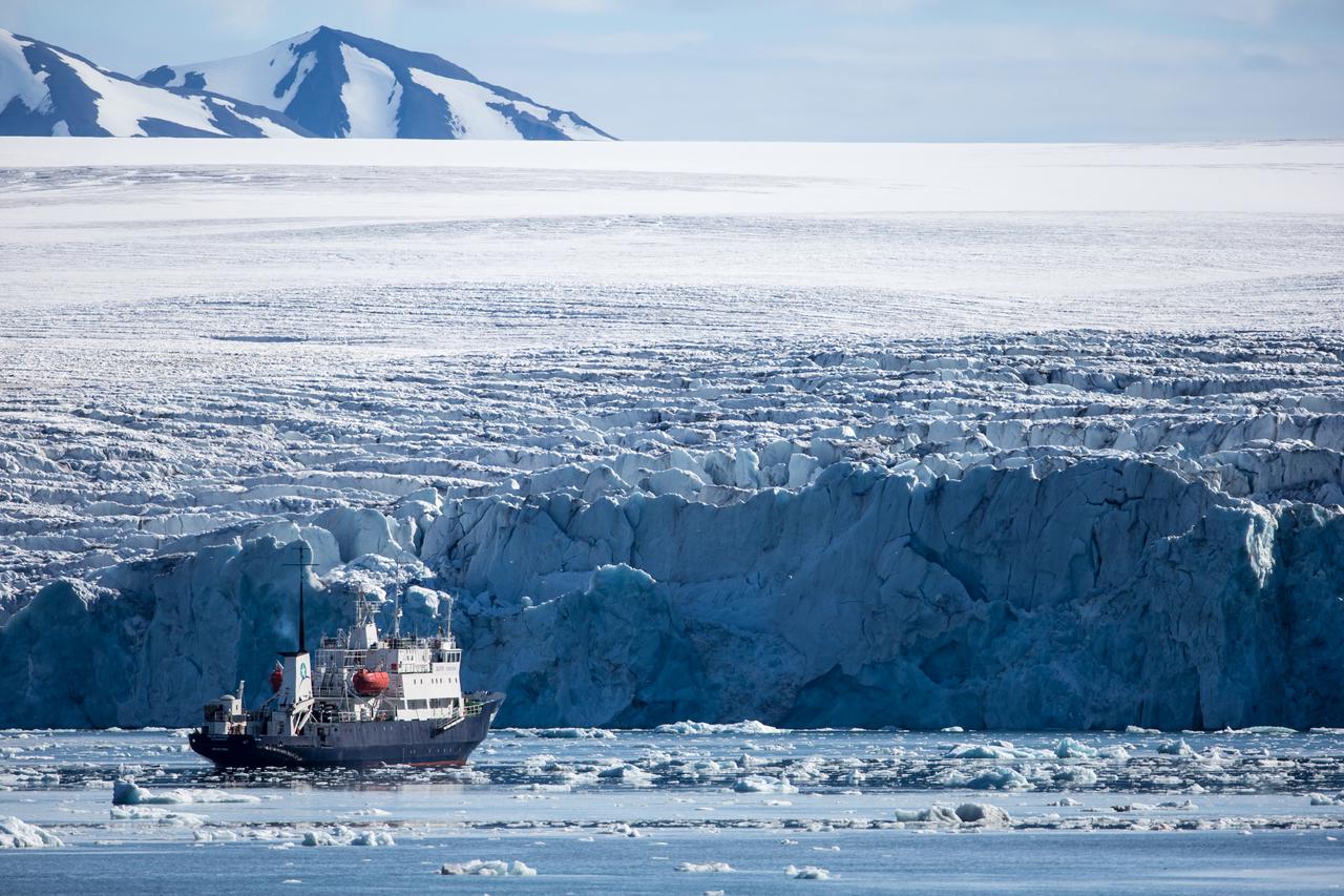 expedition ship Polar Pioneer vor Samarinbreen