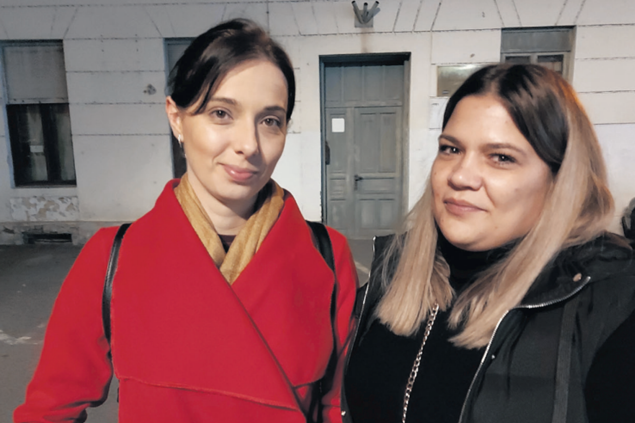 Sandra Grgić (desno) novinarka je na Hrvatskom radiju Vukovar. Njezin je otac ubijen na Ovčari, a ona je bila u progonstvu. Anđelka Pejić novinarka je na Radio Dunavu koji emitira program na srpskom jeziku
