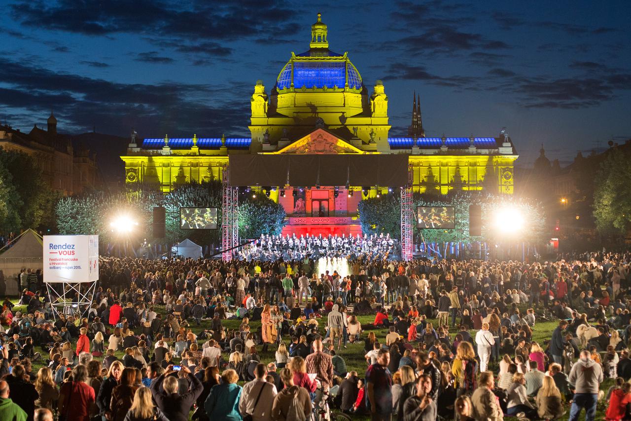 21.06.2015., Zagreb -  Mnostvo gledatelja okupilo se na Trgu kralja Tomislava kako bi uzivali u koncertu Zbora i Simfonijskog orkestra HRT-a koji su povodom Svjetskog dana glazbe izveli neke od najpoznatijih skladbi francuskoga simfonijskoga i opernog rep