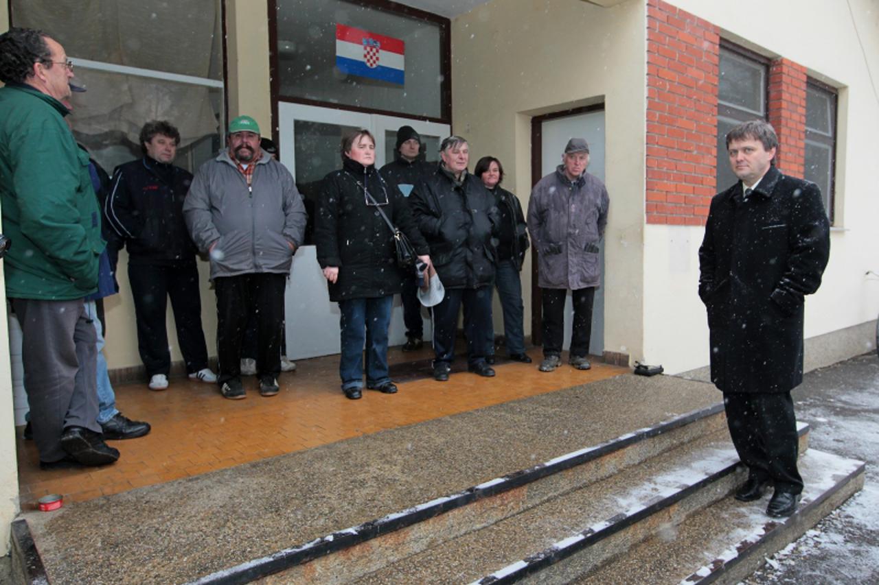 \'21.02.2011., Koprivnica - Gradonacelnik Zvonimir Mrsic i 15-ak nezaposlenih okupili su se u nekadau009Anjoj vojarni u povodu pocetka javnih radova.Photo: Marijan Susenj\'