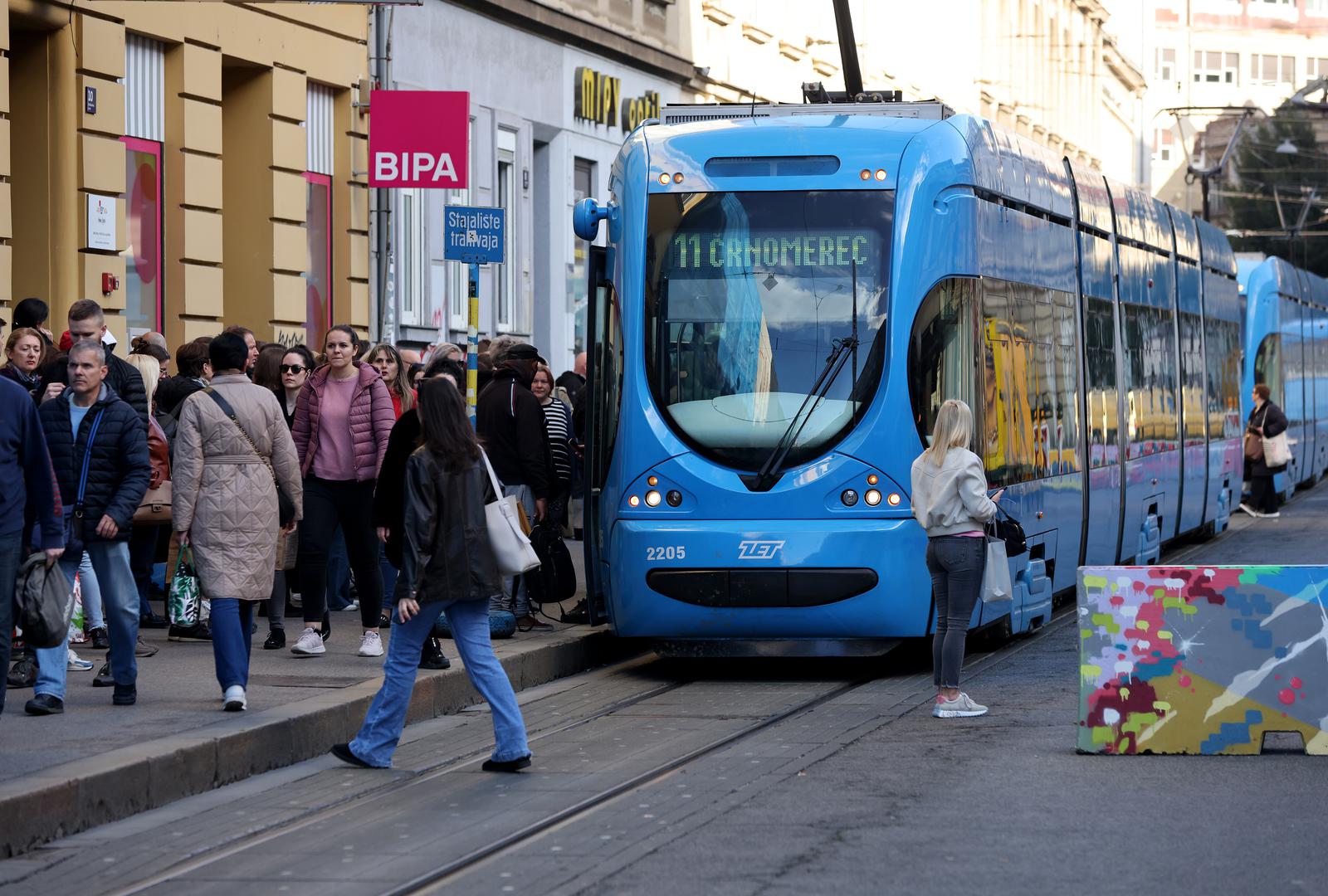 28.03.2024., Zagreb - Zbog zastoja tramvaja ZET-a broj 11 u Draskovicevoj ulici u smjeru juga stvaraju se velike guzve. Photo: Patrik Macek/PIXSELL