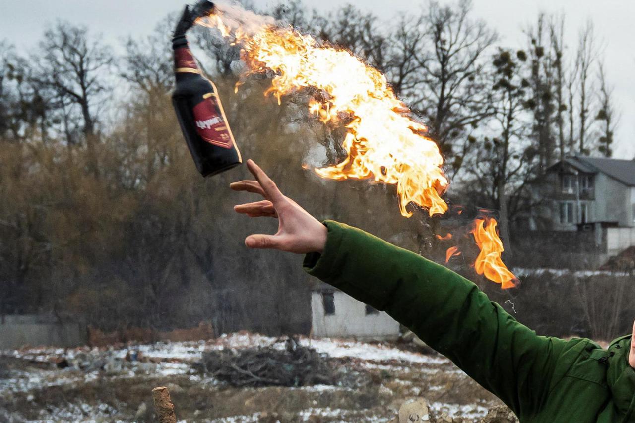 Civilians train to throw Molotov cocktails in Zhytomyr