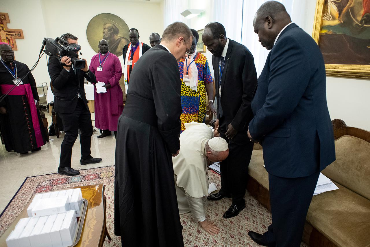 Papa Franjo ljubio stopala vođama Južnog Sudana