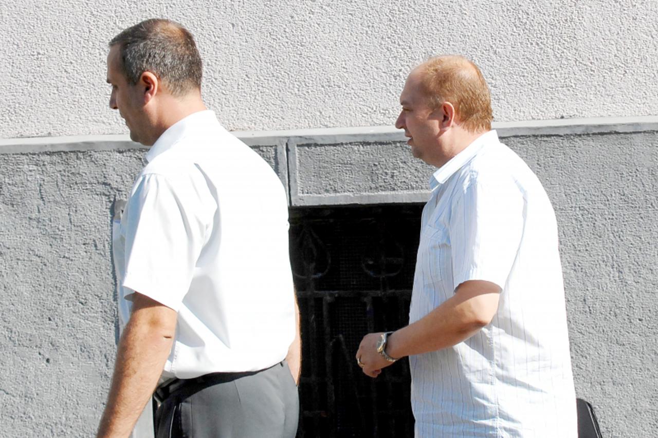 '24.08.2010., Sisak - Elmir Klaic(desno) prvooptuzeni na sudjenju za gospodarski kriminal na Sud je dosao u pratnji odvjetnika,ljut zbog fotografiranja. Photo:Nikola Cutuk/PIXSELL'