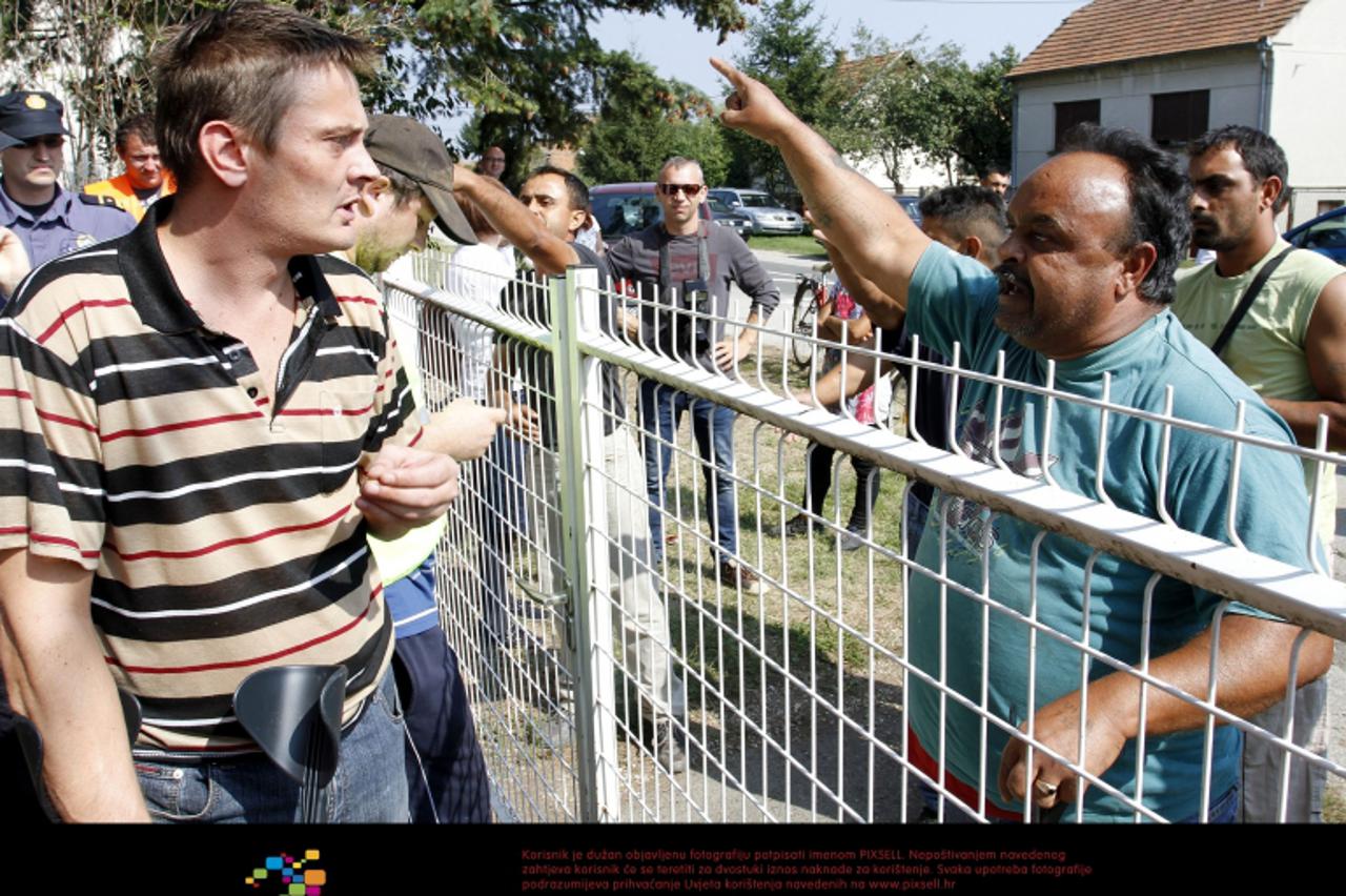 '17.09.2012., Gornji Hrascan - Prosvjed roditelja protiv polaska romske djece u podrucnu skolu.  Photo: Vjeran Zganec-Rogulja/PIXSEL'