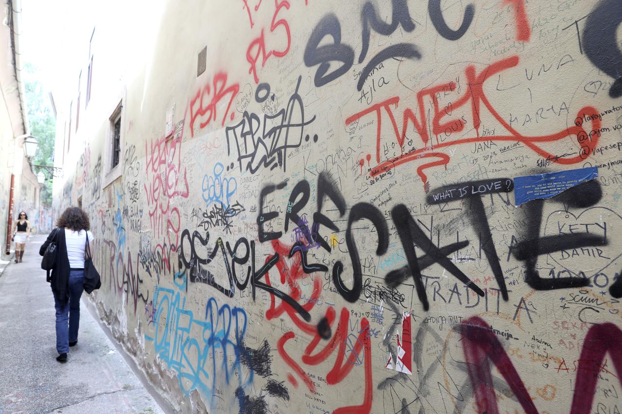 Zagreb: Izgubljena bitka protiv grafita na Zakmardijevim stubama