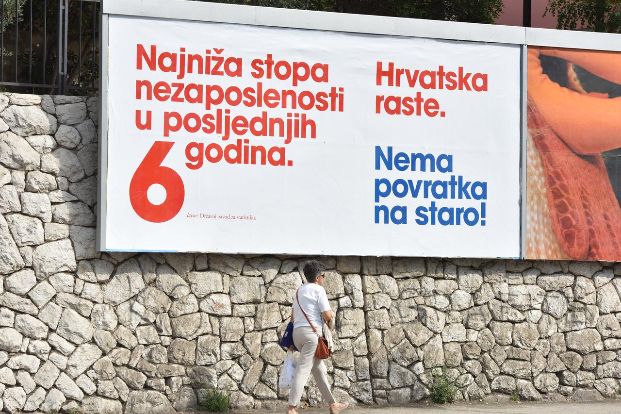 02.10.2015., Sibenik - U Sibeniku osvanuli prvi predizborni plakati SDP-a. Photo: Hrvoje Jelavic/PIXSELL