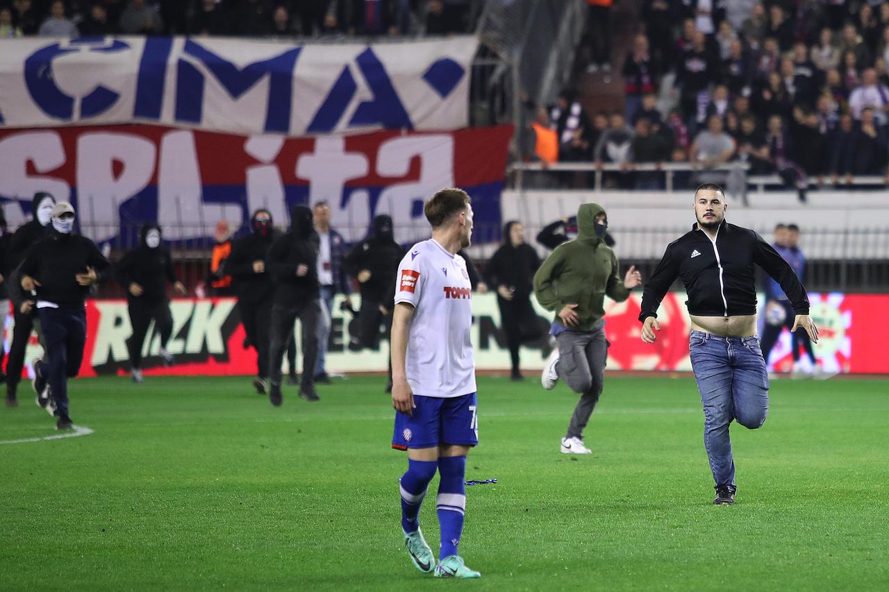 Split: Torcida trči pored igrača Hajduka 
