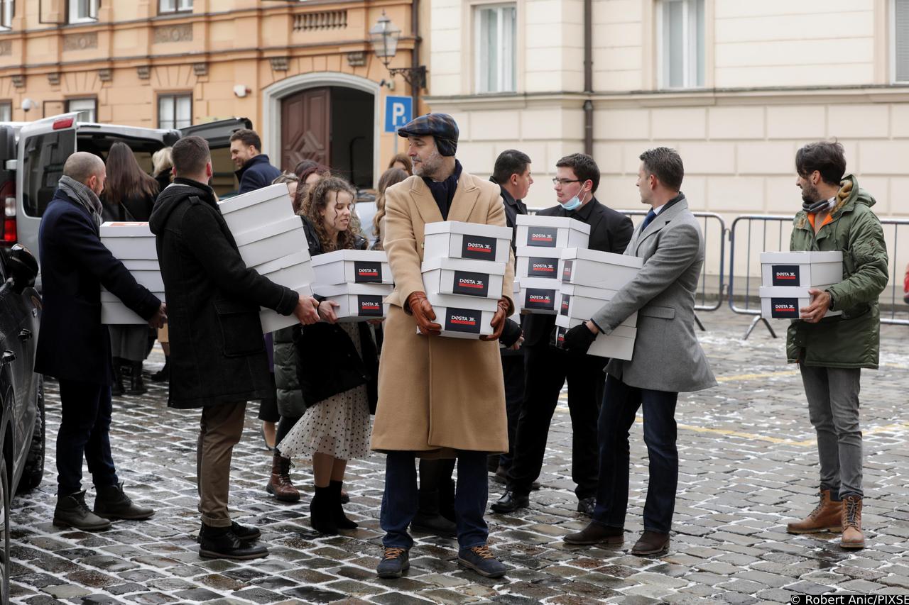 Zagreb: Mostovci predali potpise za referendum protiv covid-potvrda