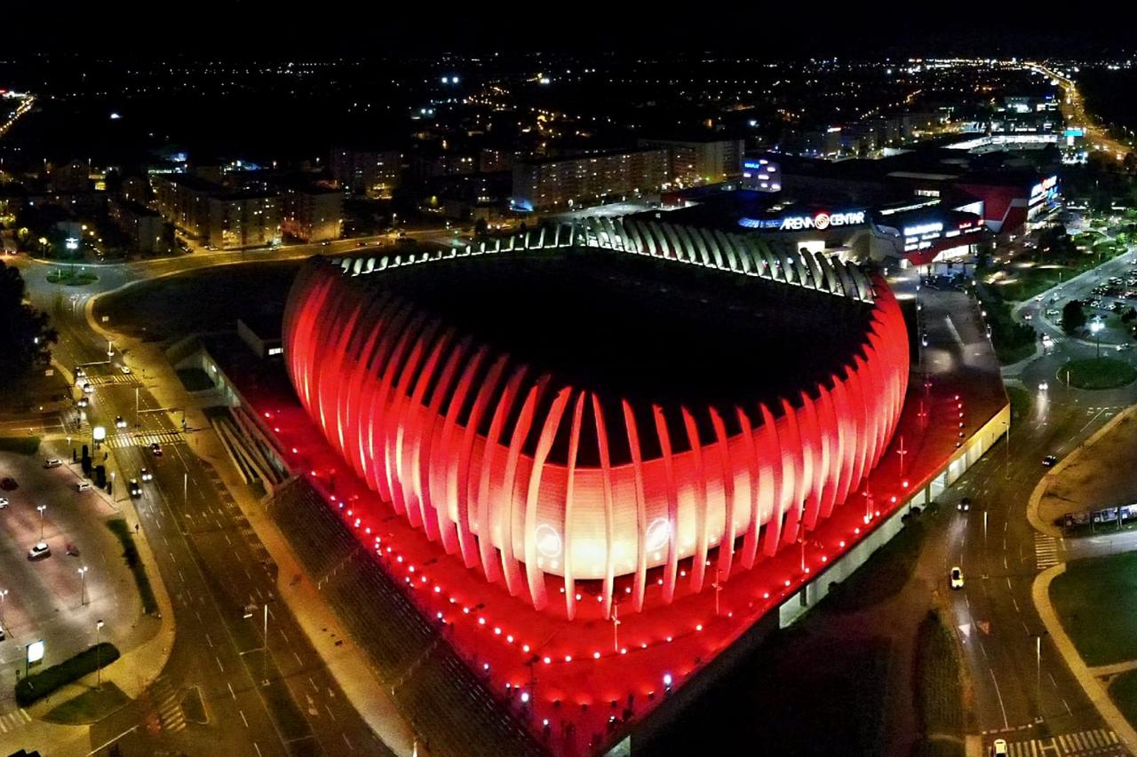 Zagrebačka i pulska Arena sinoć zasvijetlile u sklopu globalne inicijative Red Alert