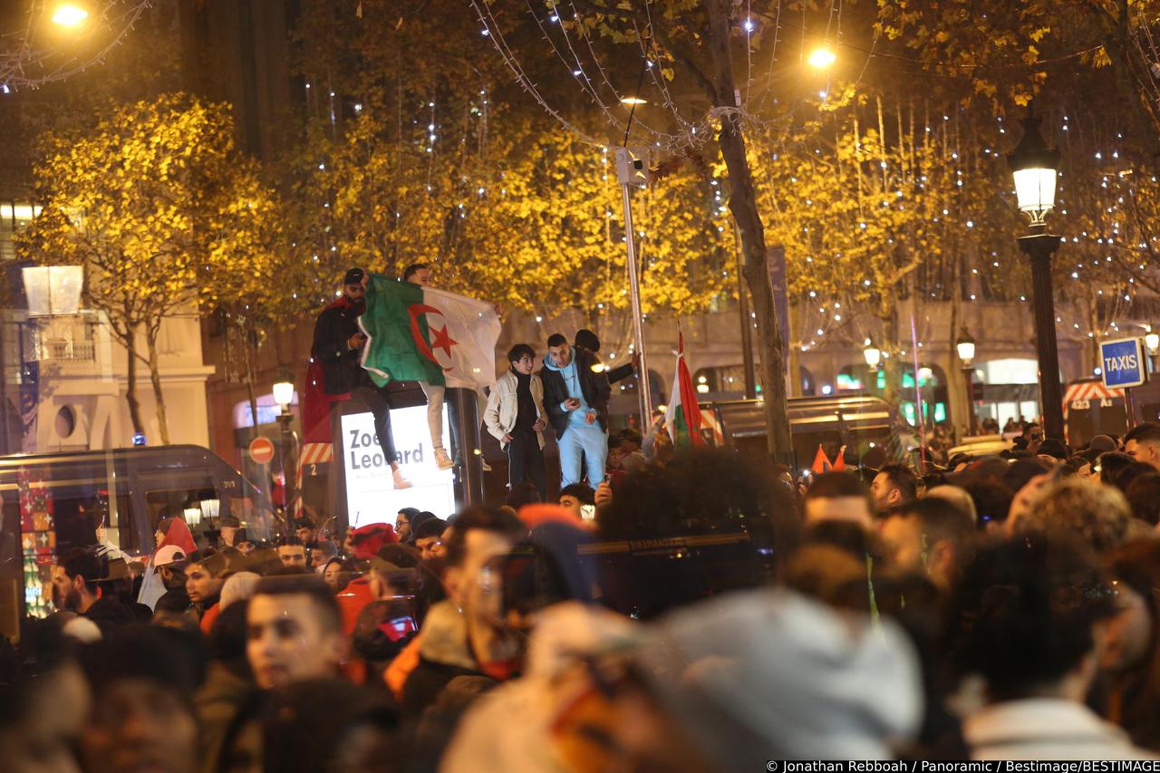 Joie et débordement sur les Champs-Elysées dans la nuit après la victoire de la France et du Maroc en quart de finale de la coupe du Monde 2022