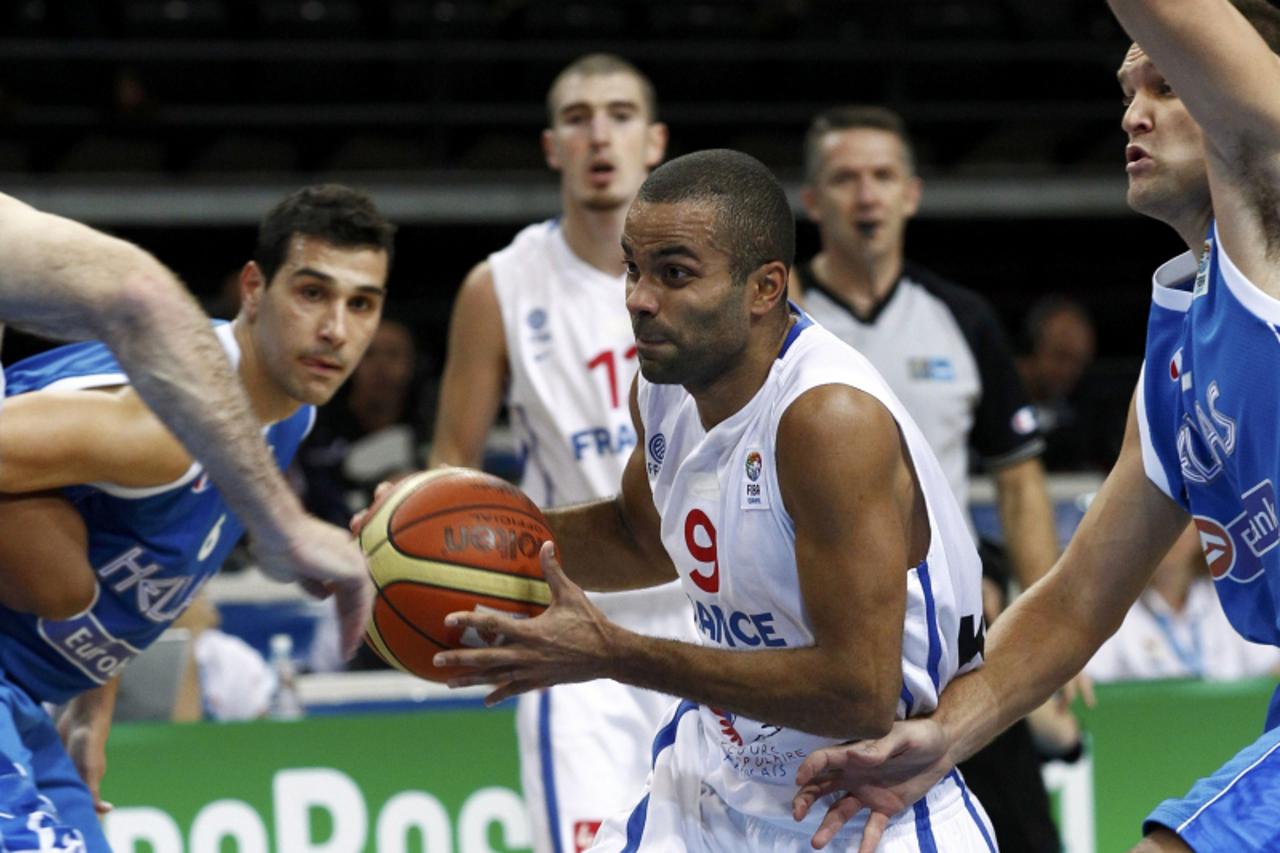 \'Tony Parker of France controlls the ball between Greece\'s players during their FIBA EuroBasket 2011 quarter final basketball game in Kaunas September 15, 2011. REUTERS/Ivan Milutinovic (LITHUANIA  