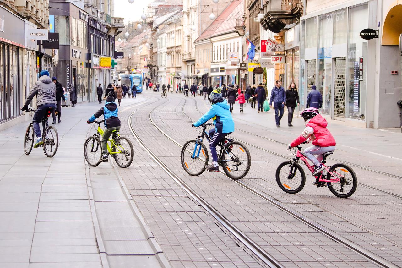 Zagreb: Tri mališana na biciklima prate iskusnijeg  i voze biciklima po Ilici