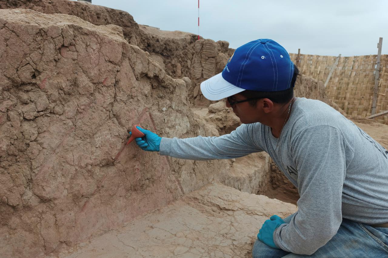 Ancient 4,500-year-old polychrome wall found in Peru