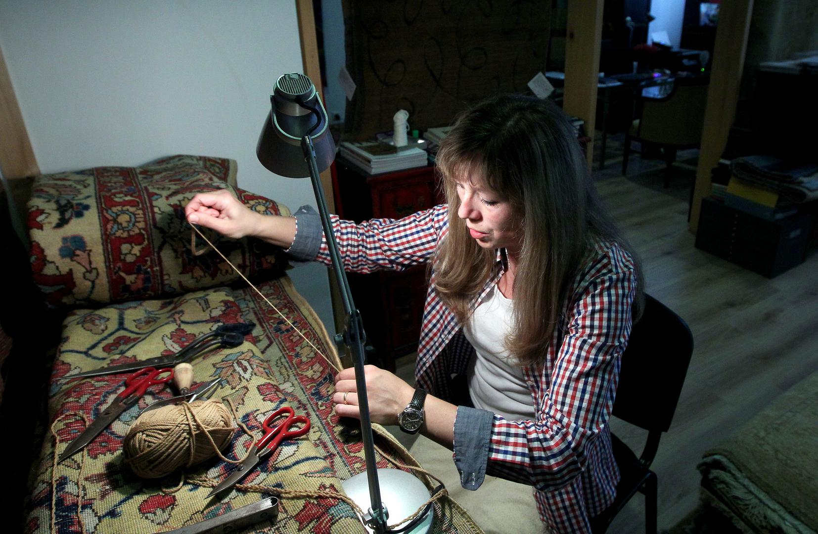 Lidija Osmak jedina je žena koja popravvlja tepihe u Hrvatskoj. Svoj posao opisuje kao pomalo monoton, ali vrlo zadovoljavajući.

