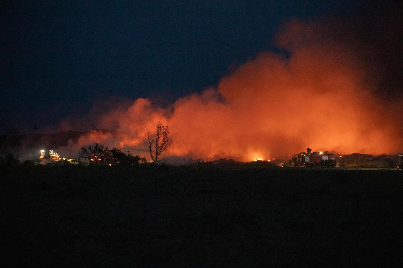 Osijek: Vatrogasci i tijekom večeri gase požar u tvornici "Drava International"
