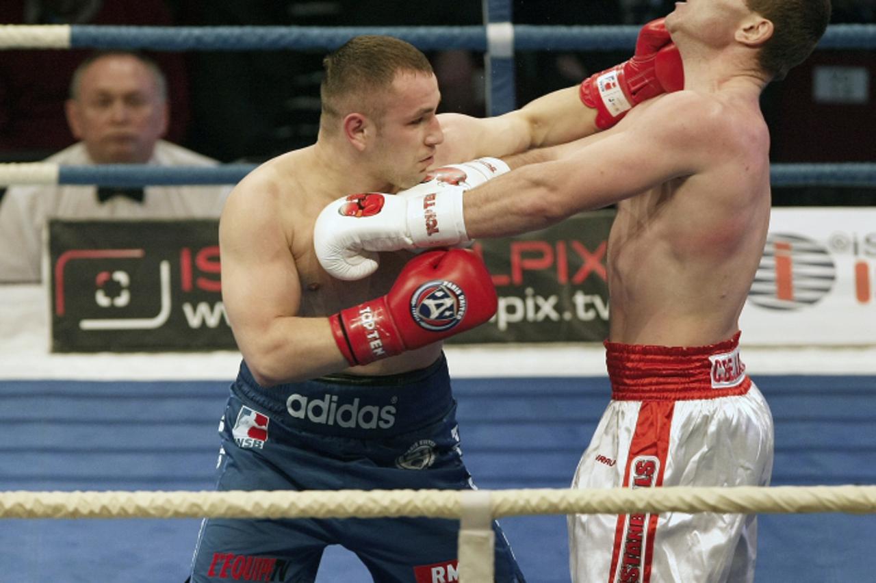 'Istanbulls\'s Constantin BEJENARU (R) and Paris United\'s Hrvoje SEP (L) during their World Series of Boxing fight in (85 kg) at Ahmet Comert Arena in Istanbul, Turkey, Friday, February 25, 2010. Pho