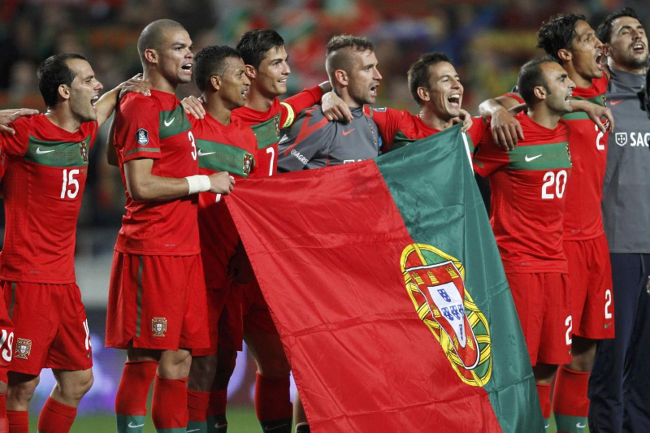 'Portugal players celebrate after qualifying against Bosnia in their Euro 2012 play-off soccer match at the Luz Stadium in Lisbon November 15, 2011.    REUTERS/Jose Manuel Ribeiro (PORTUGAL  - Tags: S